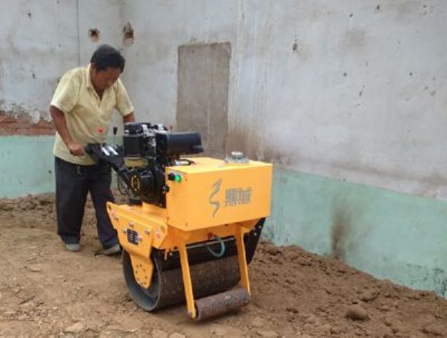 點(diǎn)擊查看詳細(xì)信息<br>標(biāo)題：手扶式單輪壓路機(jī)工作照 閱讀次數(shù)：12194