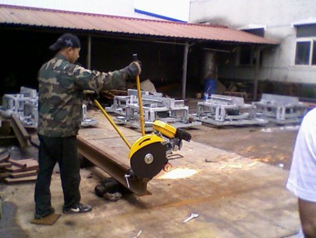 點(diǎn)擊查看詳細(xì)信息<br>標(biāo)題：內(nèi)燃鋸軌機(jī)工作照 閱讀次數(shù)：11573