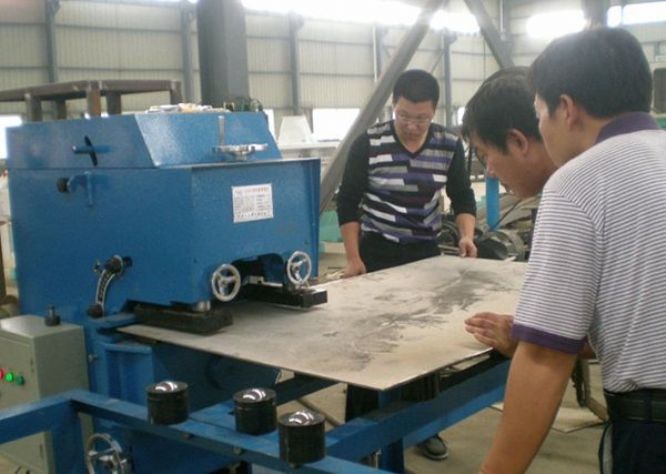 點(diǎn)擊查看詳細(xì)信息<br>標(biāo)題：固定式平板坡口機(jī)工作照 閱讀次數(shù)：11002